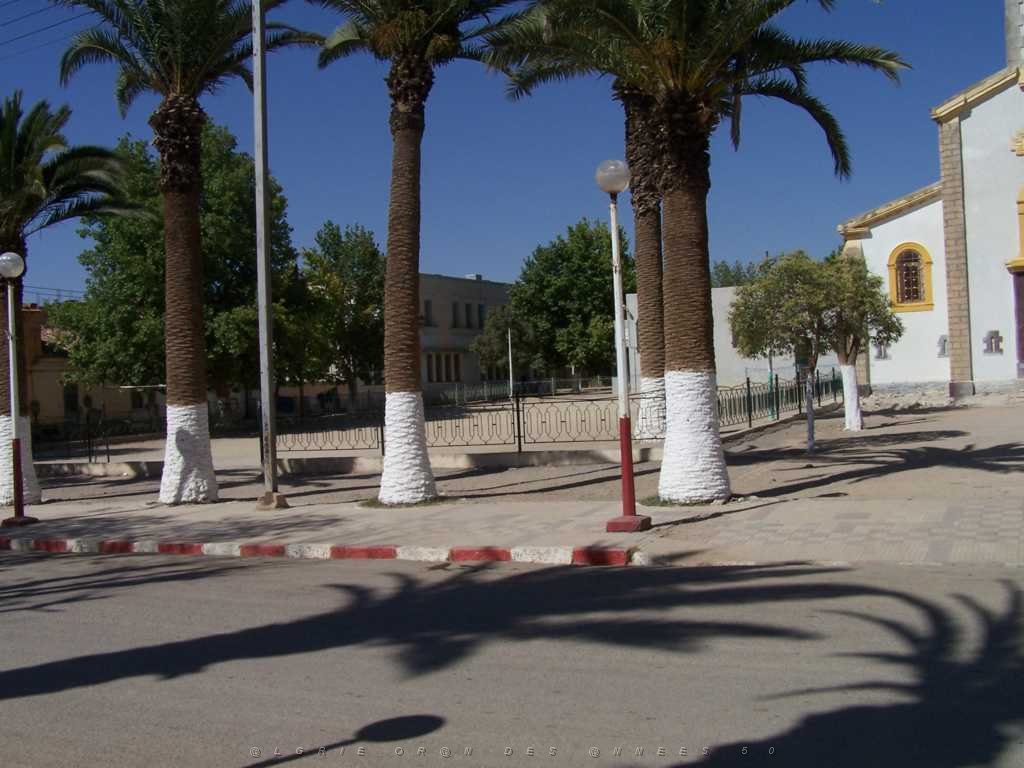 LAMORICIERE OULED MIMOUN 2007 LE STADE A COTE DE L EGLISE.JPG